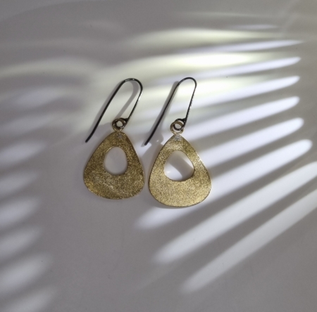 Smukke øreringe i børstet messing