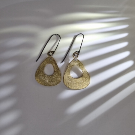 Smukke øreringe i børstet messing