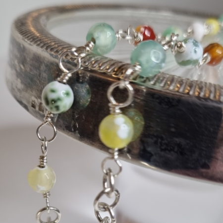 En smuk ørering i børstet messing