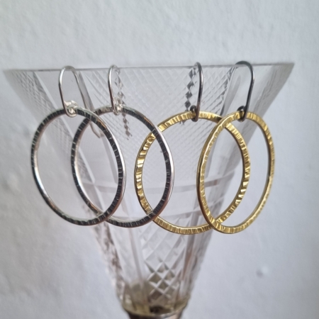 Nærbillede af Hoops i sølv og messing