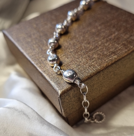 Sølvarmbånd med skinnende Zirkonia ses på flot æske