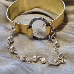 Messing armring set ovenfra