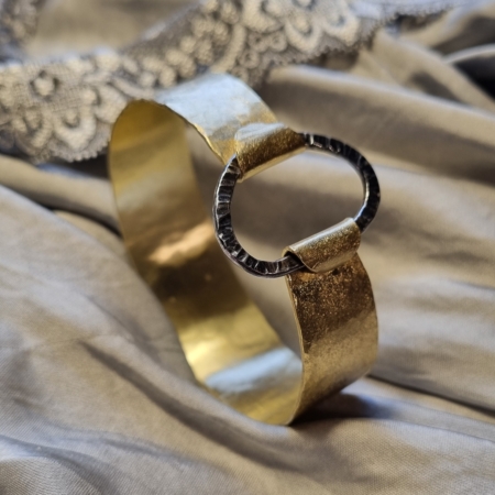 Armring i messing og sølv set fra siden