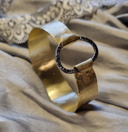Armring i messing og sølv set fra siden