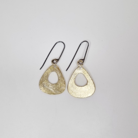 Smukke dråbe øreringe i børstet messing