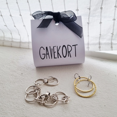 Billede af gavekort ed smykker liggende foran