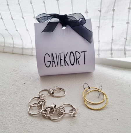 Billede af gavekort ed smykker liggende foran